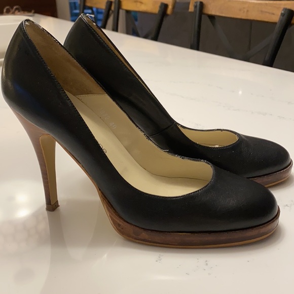 Gravity Pope pumps. Leather. Gently used. Size 10 - Picture 2 of 3